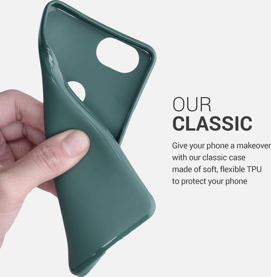 Hand die een zacht, flexibel blauwgroen telefoonhoesje vasthoudt.