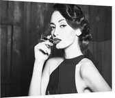 Vrouw met lippenstift zwart wit - Foto op Plexiglas - 80 x 60 cm