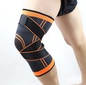 Een kniebrace met oranje en grijze accenten, om een gekromde knie gedragen. Zwarte banden kruisen elkaar.