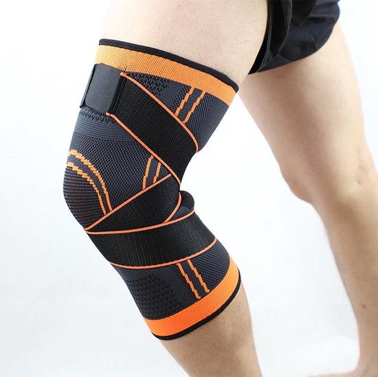 Een kniebrace met oranje en grijze accenten, om een gekromde knie gedragen. Zwarte banden kruisen elkaar.