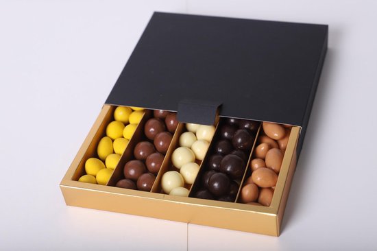 Chocolade hazelnoten & Amandel | Cadeautje | Feestelijke verpakking | Chocolade | Valentijn cadeau
