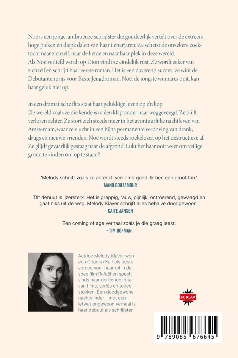 Melody Klaver, actrice, met donker haar en een donkere jurk, wordt van dichtbij gefotografeerd.