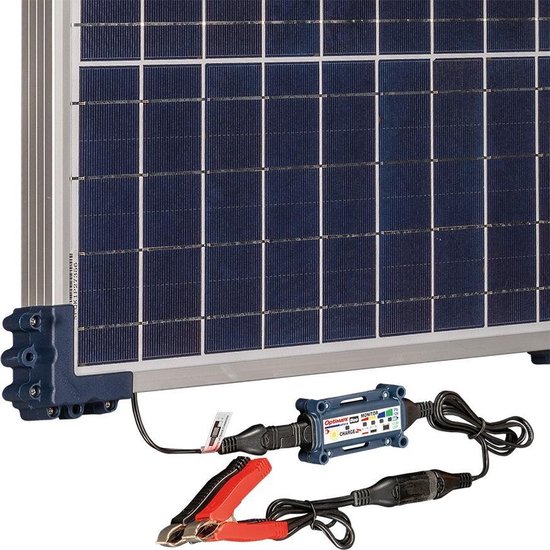 Detailopname van OptiMate zonnepaneelhoek, laadregelaar en rode en zwarte accuklemmen.