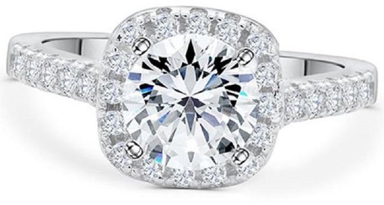 Zilveren ring met een grote ronde steen, omringd door een vierkant pavé-zetting.