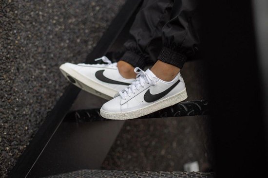 Nike blazer low GS White/Black maat 40 | bol.com