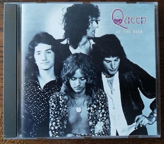 Queen "At The Beeb" CD hoes met vier bandleden, in de jaren 70 geklede kleding.