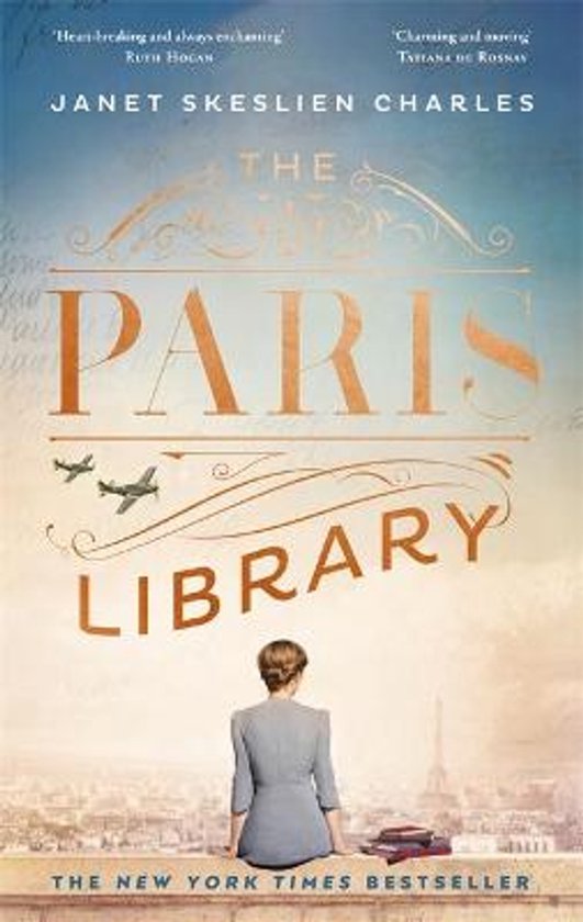 Boek kaft met in het midden een vrouw die wegkijkt van de lezer met de Eiffeltoren op de achtergrond. De titel 'The Paris Library' is in gouden letters weergegeven.