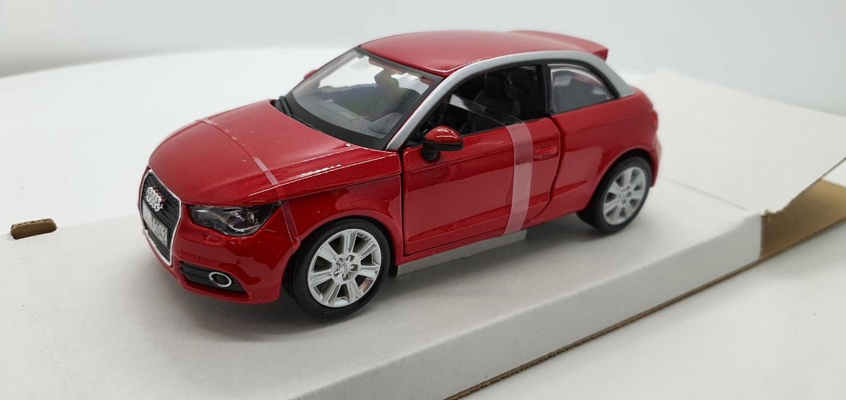 ② Offre - 1/24 - Bburago - Audi A1 — Voitures miniatures