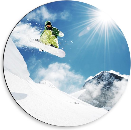 Dibond Wandcirkel - Snowboarder vliegend over Witte Berg - 50x50cm Foto op Aluminium Wandcirkel (met ophangsysteem)