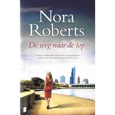 Boekcover van 'De weg naar de top' van Nora Roberts. Een vrouw in rode jurk staat met de rug naar de kijker op een terras, met een stad op de achtergrond.