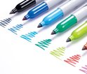 Close-up van Sharpie stiften die kleurstrepen maken: zwart, blauw, cyaan, groen, geel, rood, roze.