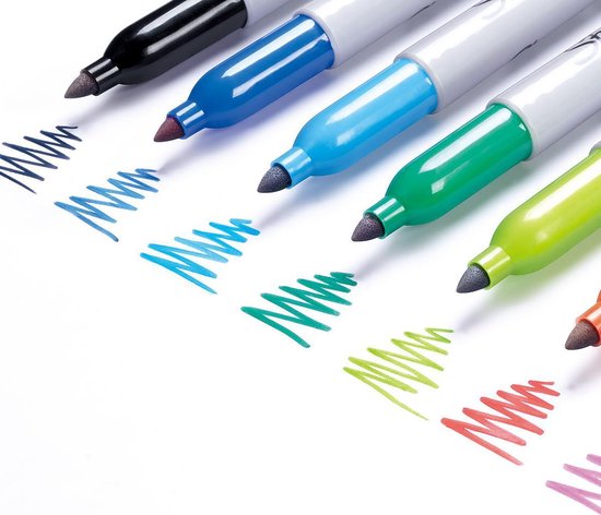 Close-up van Sharpie stiften die kleurstrepen maken: zwart, blauw, cyaan, groen, geel, rood, roze.