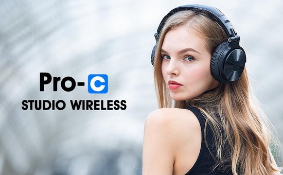Vrouw met lange blonde haren draagt een zwarte koptelefoon. Tekst: Pro-C STUDIO WIRELESS.