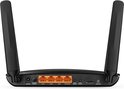 Achterkant van een zwarte TP-Link router met poorten voor stroom, LAN en SIM-kaart.