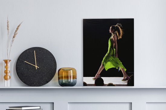Tableau sur toile Mannequin en robe verte sur le podium - 30x40 cm - Décoration murale