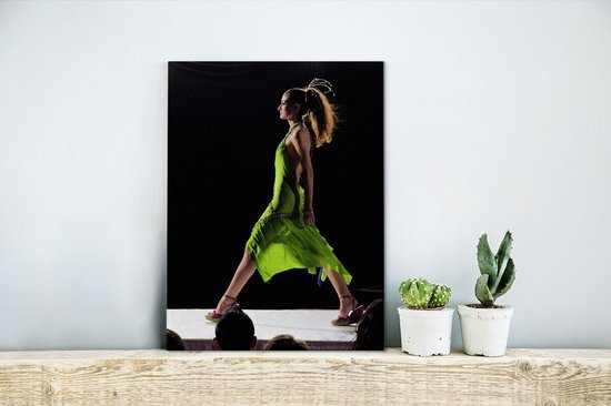 Tableau sur toile Mannequin en robe verte sur le podium - 30x40 cm - Décoration murale