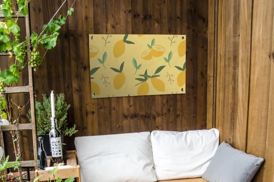 Tuinposter met citroenpatroon hangt aan een houten muur boven een bank.