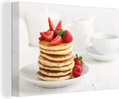 Crêpes aux fraises fraîches sur plaque blanche Toile 180x120 cm - Tirage photo sur Toile (Décoration murale salon / chambre) XXL / Groot format!