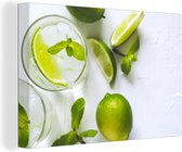 Canvas Schilderij Mojito cocktail met kalk en munt in glas - 120x80 cm - Wanddecoratie