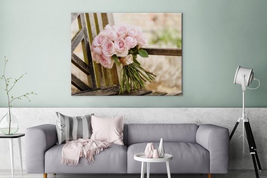 Un bouquet de roses roses sur un banc en bois Toile 160x120 cm - Tirage photo sur Toile (Décoration murale salon / chambre) / Peintures Fleurs sur toile XXL / Groot format!
