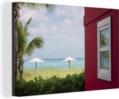 Canvas Schilderij Een rood huis voor de Caribische zee op het strand van Nationaal park Conception Island - 120x80 cm - Wanddecoratie