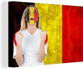 Canvas Schilderij Juichende supporter voor de vlag van België - 90x60 cm - Wanddecoratie
