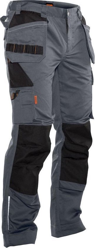 Donkergrijze werkbroek met zwarte knie-inzetstukken, oranje stiksels, diverse zakken en hamerlussen.