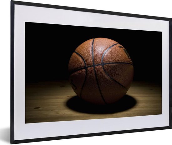 Affiche avec cadre Basketbal - Un basket sous les projecteurs dans une salle cadre photo noir avec passe-partout blanc - cadre photo noir - 60x40 cm - Affiche avec cadre