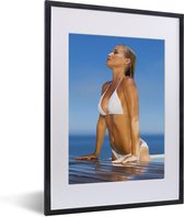 Fotolijst incl. Poster - Vrouw met een witte bikini die uit een zwembad komt - 30x40 cm - Posterlijst