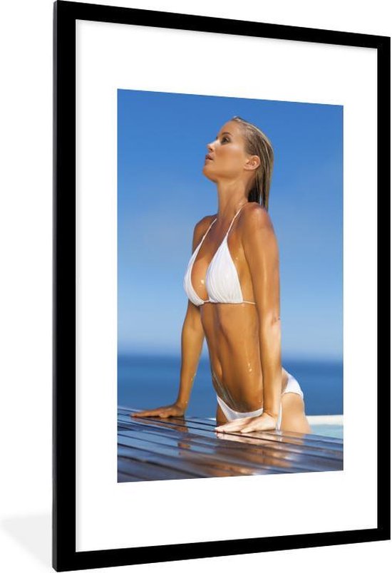 Fotolijst incl. Poster - Vrouw met een witte bikini die uit een zwembad komt - 60x90 cm - Posterlijst