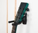 Zwarte gitaar muurbeugel met de donkergroene kop van een akoestische gitaar.