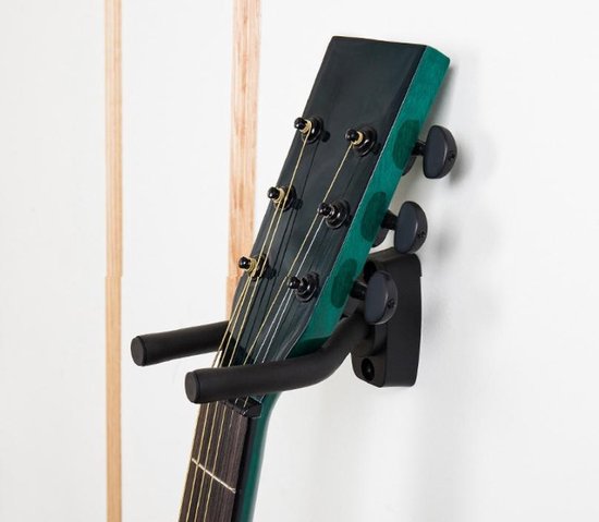 Zwarte gitaar muurbeugel met de donkergroene kop van een akoestische gitaar.