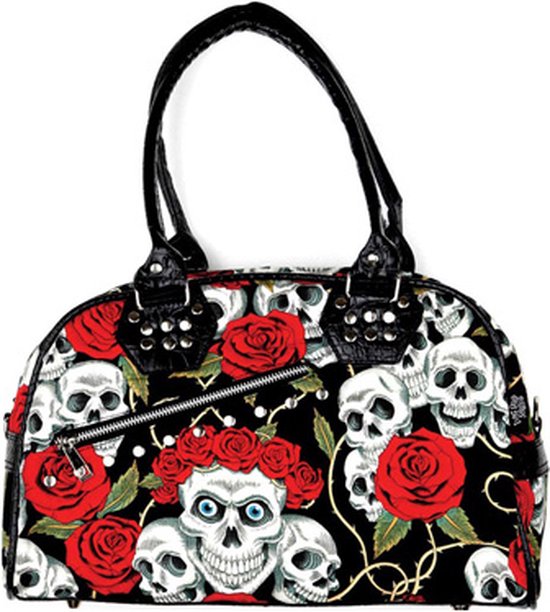 Zwarte handtas met print van schedels en rode rozen. Een schedel vooraan is versierd met een krans van rozen.