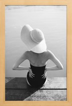 JUNIQE - Poster in houten lijst Beach Girl -20x30 /Grijs & Wit