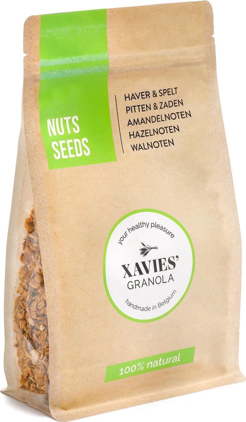 Een bruine papieren zak met 'XAVIES' GRANOLA' en 'NUTS SEEDS' erop, met granola zichtbaar aan de zijkant.
