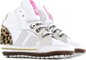 Witte hoge babysneakers met luipaardprint op de hiel, roze details en 'SNEAKERS' op de veters.