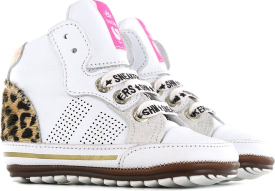 Witte hoge babysneakers met luipaardprint op de hiel, roze details en 'SNEAKERS' op de veters.
