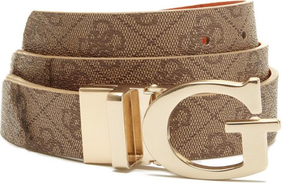 Bruine Guess riem met logoprint en oranje binnenzijde, opgerold met grote gouden G-gesp.