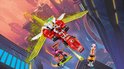 Kai's Mech Jet vliegt door een futuristische stad, achtervolgd door Richie op zijn hoverboard.