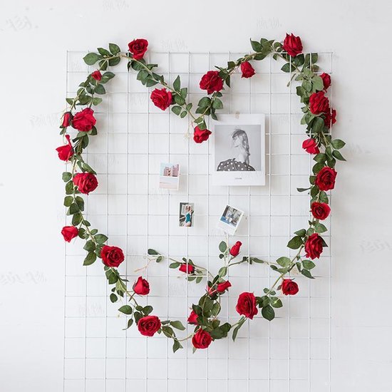 Een slinger van rode rozen vormt een hartvorm rond een grid met foto's.
