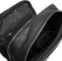 Open zwarte leren schoudertas, voering met herhaald logo 'The Chesterfield Brand'.
