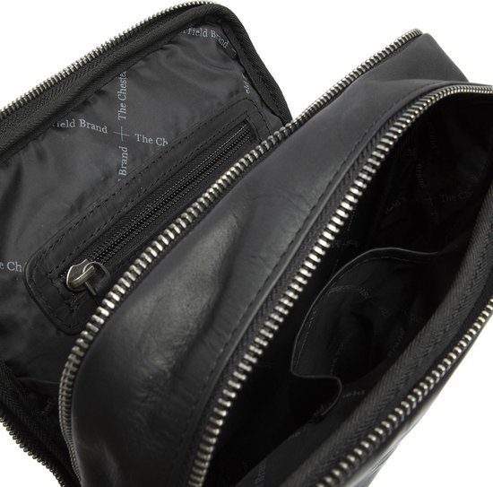 Open zwarte leren schoudertas, voering met herhaald logo 'The Chesterfield Brand'.
