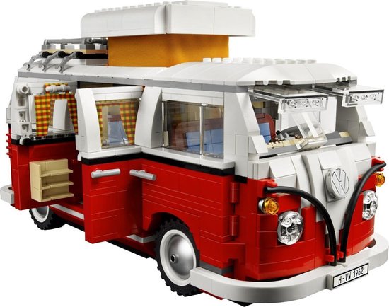 Vooraanzicht van een rode LEGO camperbus met open deuren, opklapbaar dak en verstralers.