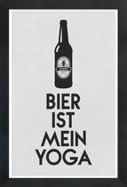 JUNIQE - Poster met houten lijst Bier Ist Mein Yoga -13x18 /Grijs &