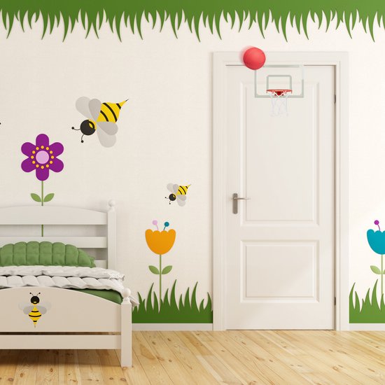 Kinderkamer met een mini basketbalspel gemonteerd op de deur, omringd door bloemen- en bijstickers.