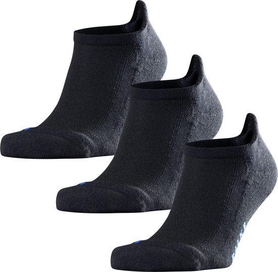 Drie zwarte Falke enkelsokken met textuur en een blauw logo.