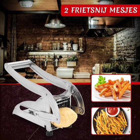 Zilveren frietsnijder in een keuken met frietjes. "2 FRIETSNIJ MESJES"