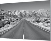 Wandpaneel Weg in de woestijn zwart wit  | 150 x 100  CM | Zilver frame | Wandgeschroefd (19 mm)