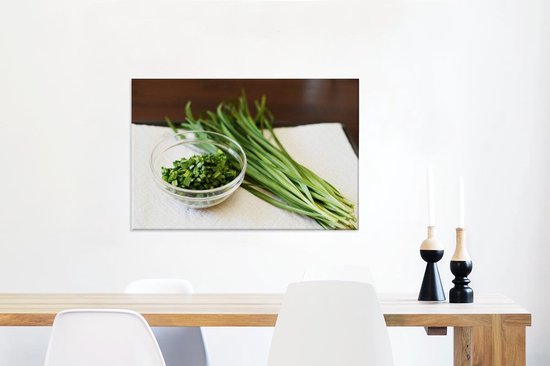 Canvas Schilderij Gehakt bieslook of Allium schoenoprasum in de keuken - 90x60 cm - Wanddecoratie