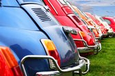 Tuinposter - Auto - Fiat 500 in blauw / rood / zwart / wit  - 120 x 180 cm.